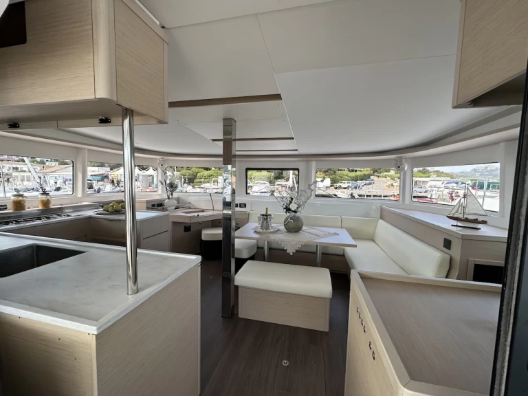 Lagoon Lagoon 46 charter bareboat eller skeppad i Cugnana Verde