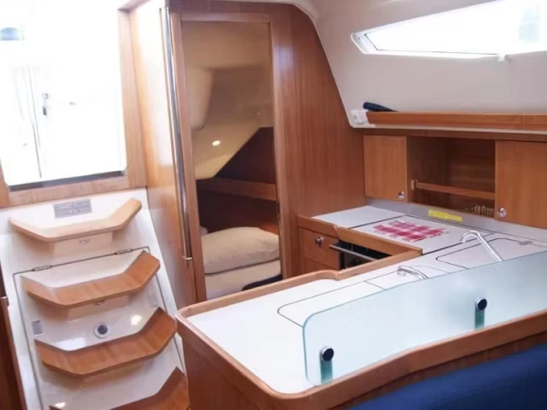 Elan Impression 344 charter bareboat eller skeppad i Mali Lošinj