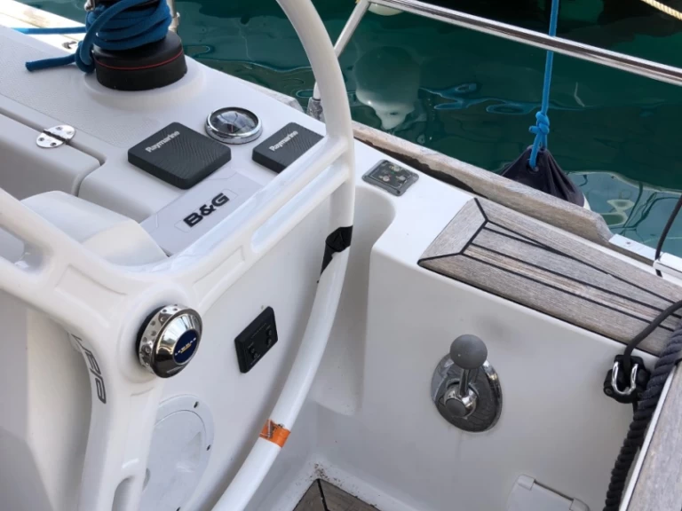 Elan Impression 40 charter bareboat eller skeppad i Pula 