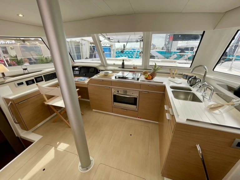 Bali Bali Catspace Voile charter bareboat eller skeppad i Saint-Mandrier-sur-Mer