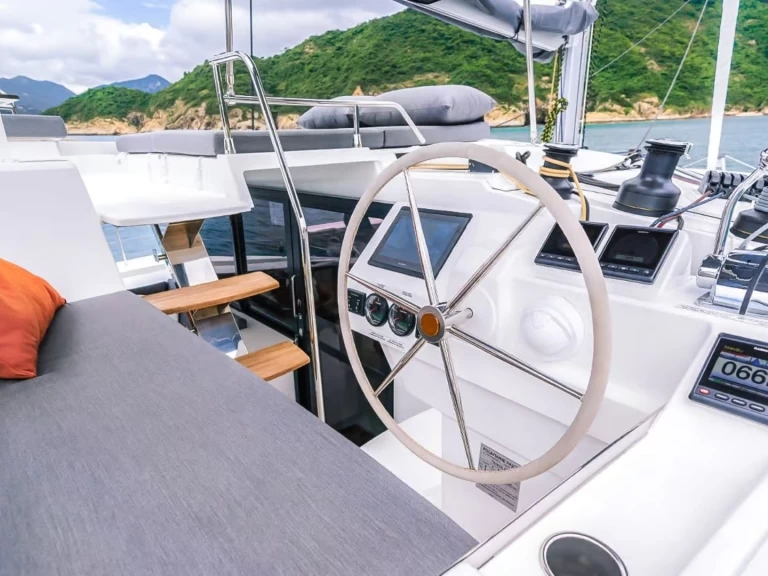 Uthyrning Katamaran  Fountaine Pajot med en båtlicens 