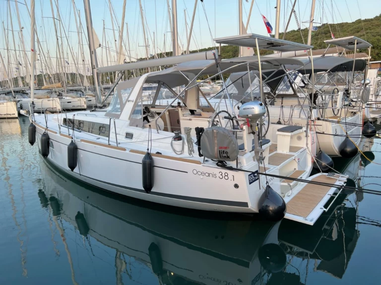 Yacht charter Pula  billig Oceanis 38.1