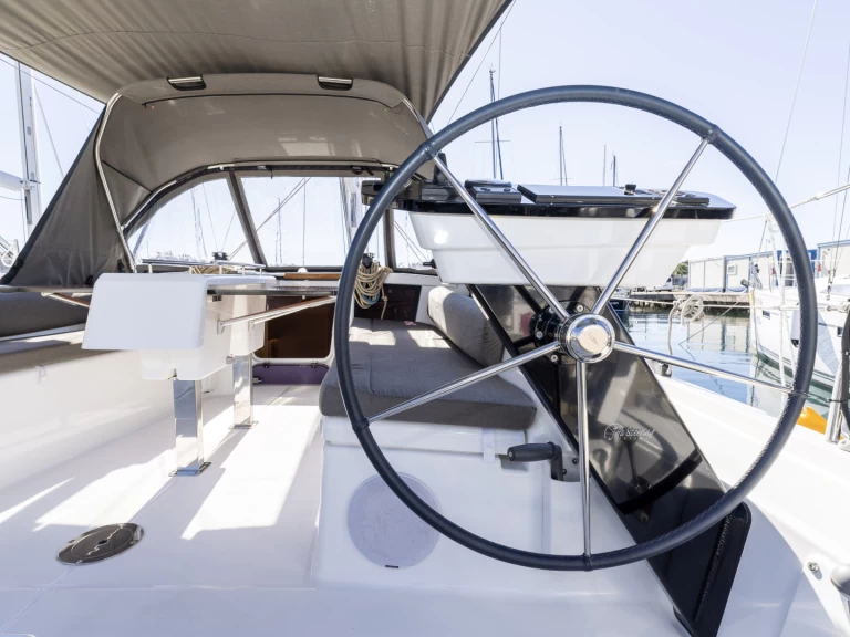 Dufour Dufour 37 charter bareboat eller skeppad i Trogir 