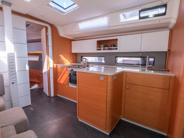 Dufour Dufour 41 charter bareboat eller skeppad i Alimos