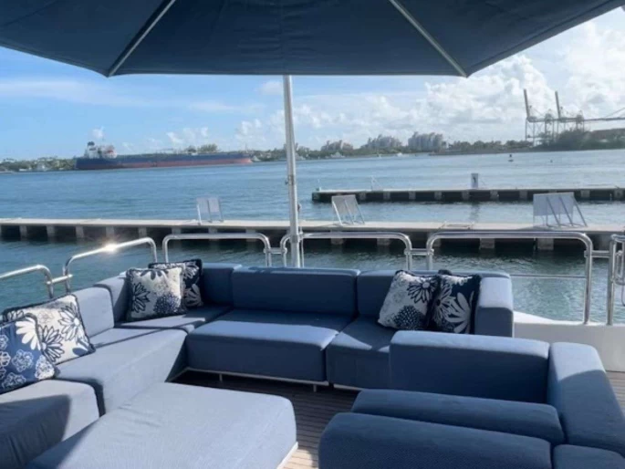 Azimut Satisfaction charter bareboat eller skeppad i Bahamas 