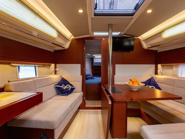 Hanse Hanse 418 charter bareboat eller skeppad i Lavrio