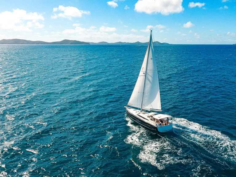 Jeanneau Sun Odyssey 490 charter bareboat eller skeppad i Road Town