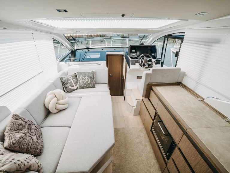 Uthyrning Motorbåt  i Klaipėdos rajonas - Sealine C335 Grey