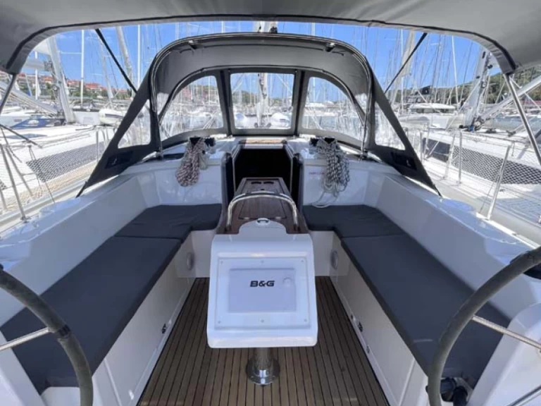 Bavaria Bavaria C38 charter bareboat eller skeppad i Biograd Na Moru