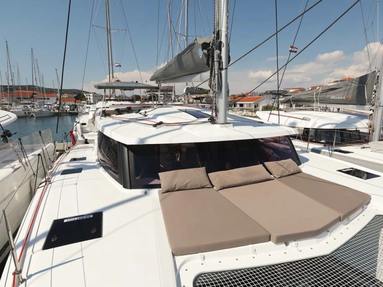Fountaine Pajot Lucia 40 charter bareboat eller skeppad i Murter-Kornati