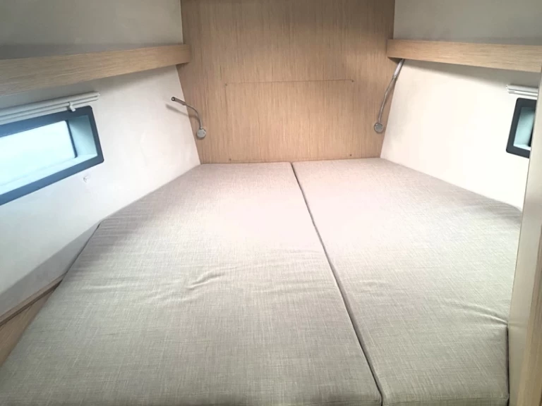 Bavaria Bavaria C42 charter bareboat eller skeppad i Alimos