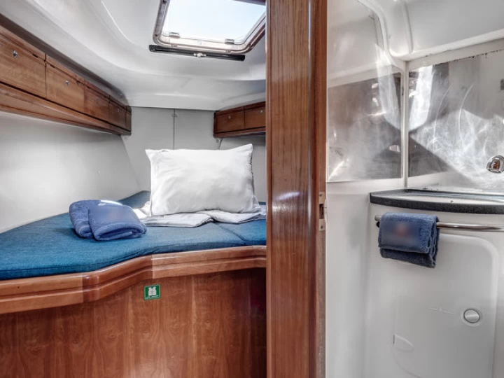 Bavaria Cruiser 37 charter bareboat eller skeppad i Gouvia