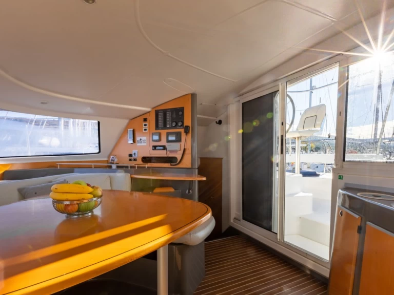 Hyra Katamaran  med eller utan skeppare Fountaine Pajot Punat 