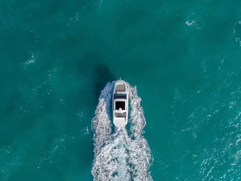 Hyr en Sea Ray Sundancer 320 Ayia Napa 