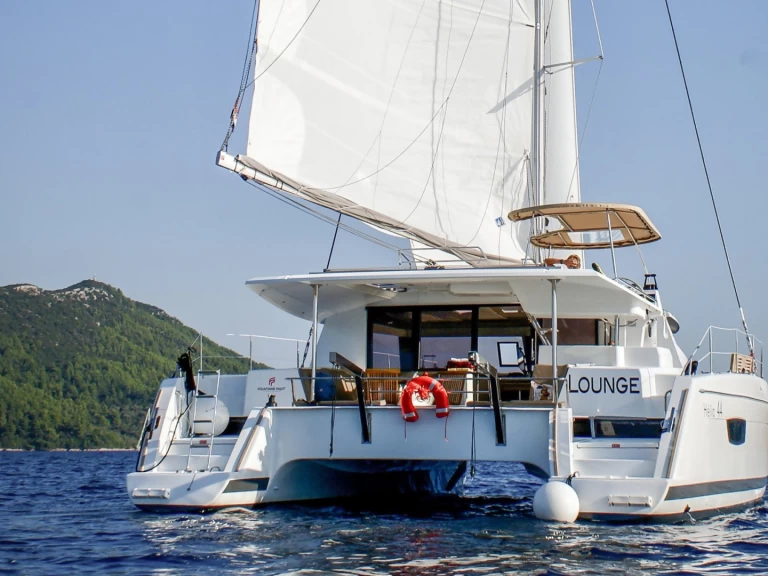 Fountaine Pajot Helia 44 charter bareboat eller skeppad i Tivat
