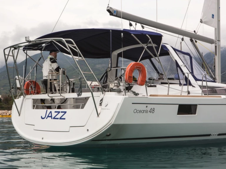 Bénéteau Oceanis 48 charter bareboat eller skeppad i Tivat