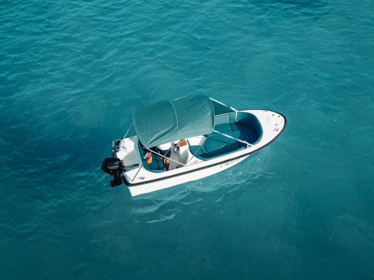 Uthyrning Motorbåt  Polyester Yacht med en båtlicens 