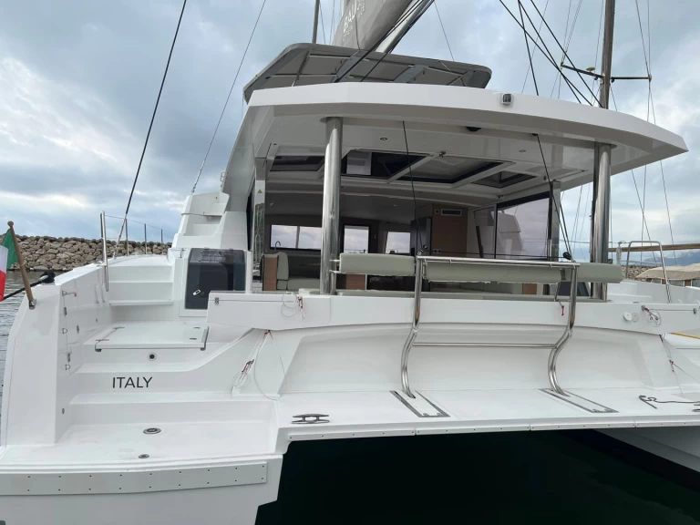 Bali Catamarans Bali 5.4 charter bareboat eller skeppad i Salerno