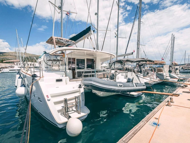 Hyra Katamaran  med eller utan skeppare Lagoon Sliema 