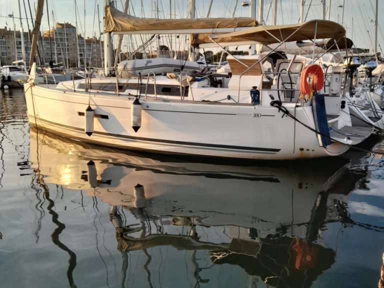 Dufour Dufour 380 Grand Large charter bareboat eller skeppad i Hyeres