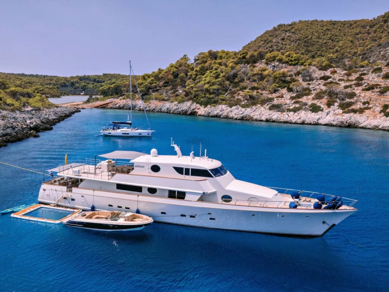 Uthyrning Lyx yacht Esterel Ship med en båtlicens 
