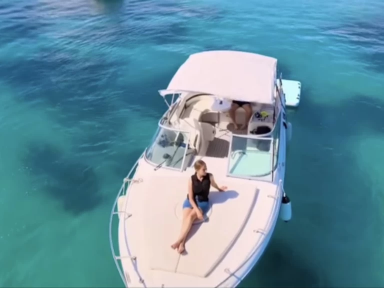 Uthyrning Motorbåt  Four Winns med en båtlicens 