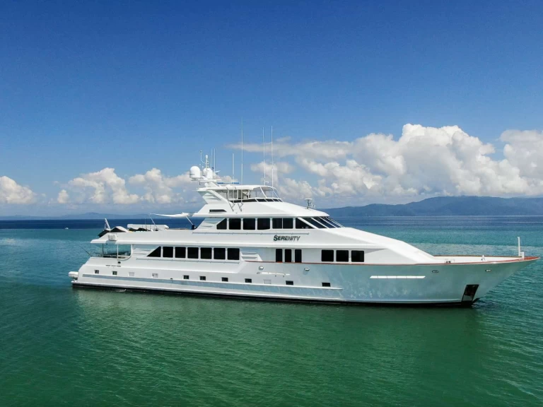Flagship SERENITY 122 charter bareboat eller skeppad i Bahamas 