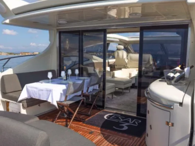 Azimut Azimut 68 S charter bareboat eller skeppad i Saint-Tropez