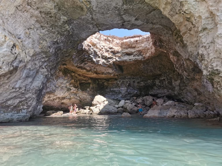 Pasca dolphin 25 charter bareboat eller skeppad i Otranto