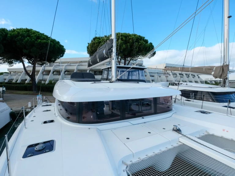 Lagoon Lagoon 42 charter bareboat eller skeppad i Saint Raphael