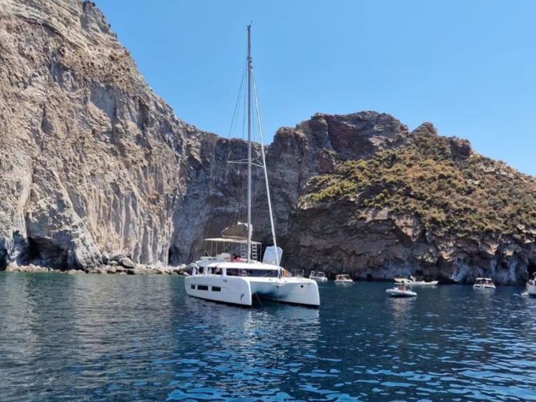 Dufour Dufour Catamarans 48 Sail charter bareboat eller skeppad i Furnari