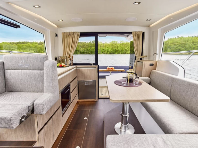 Uthyrning Motorbåt  Sealine med en båtlicens 