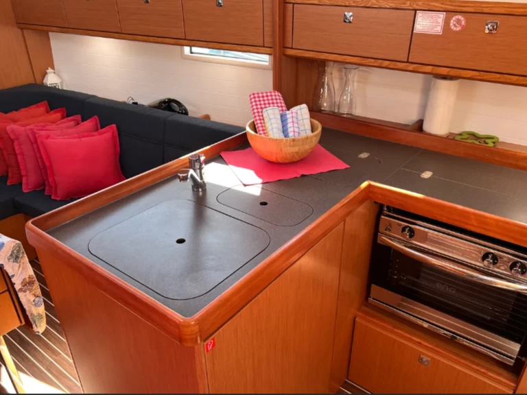 Bavaria Cruiser 37 charter bareboat eller skeppad i Split 