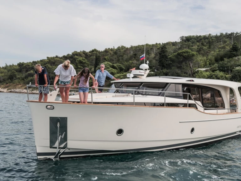 Hyra Lyx yacht med eller utan skeppare Greenline Yachts Pula  