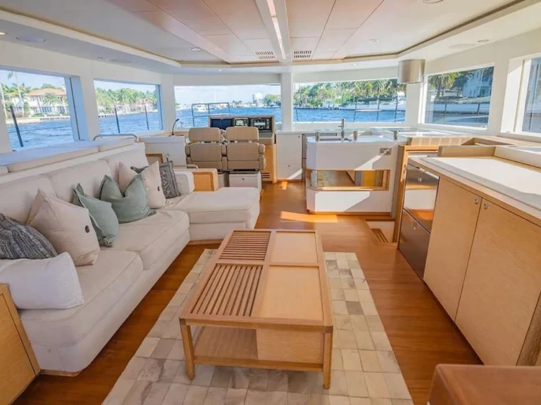 Nishii Shipyards Cata charter bareboat eller skeppad i Nassau