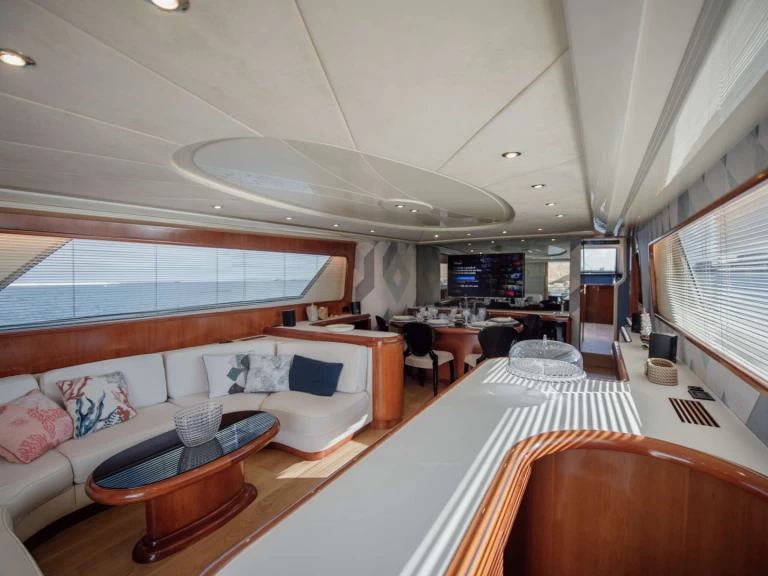 Uthyrning Lyx yacht Versilcraft med en båtlicens 