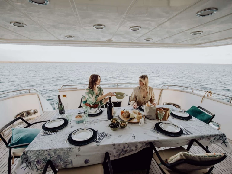 Hyra Lyx yacht med eller utan skeppare Versilcraft Brindisi 