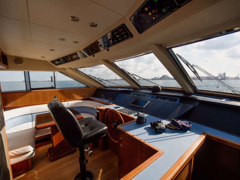 Uthyrning Lyx yacht Versilcraft med en båtlicens 