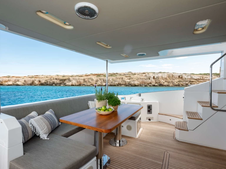 Uthyrning Lyx yacht Azimut med en båtlicens 