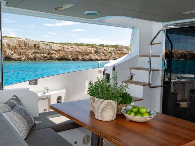 Lyx yacht för uthyrning Aten till det bästa priset 