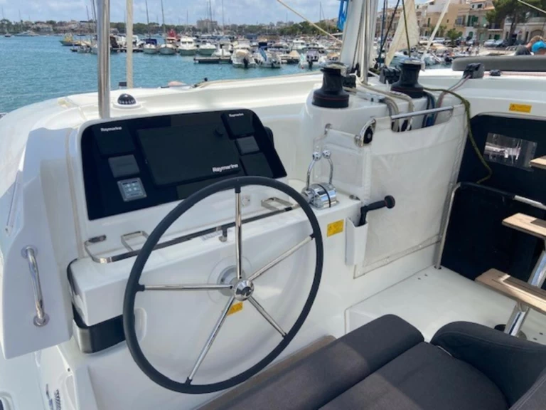 Lagoon Lagoon 42 charter bareboat eller skeppad i Portocolom
