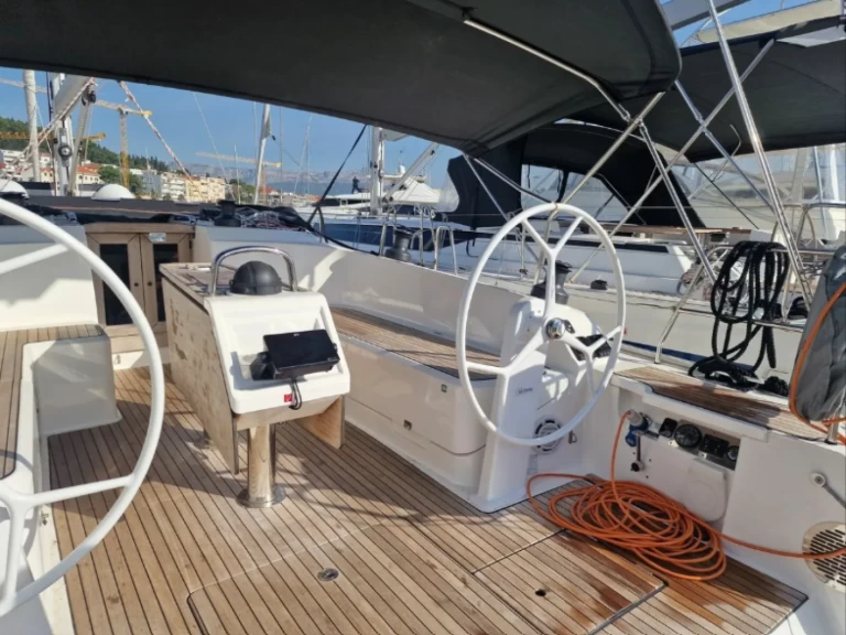 Bavaria Cruiser 46 charter bareboat eller skeppad i Split 
