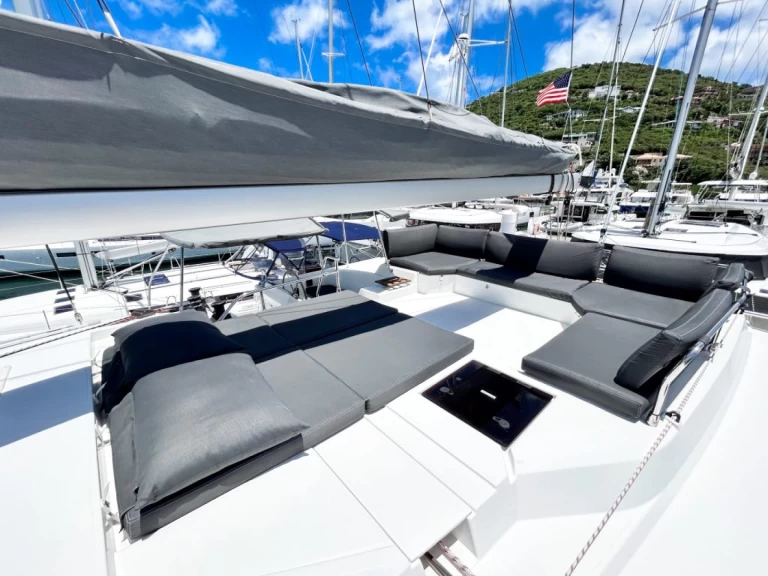 Fountaine Pajot Elba 45 charter bareboat eller skeppad i Road Town