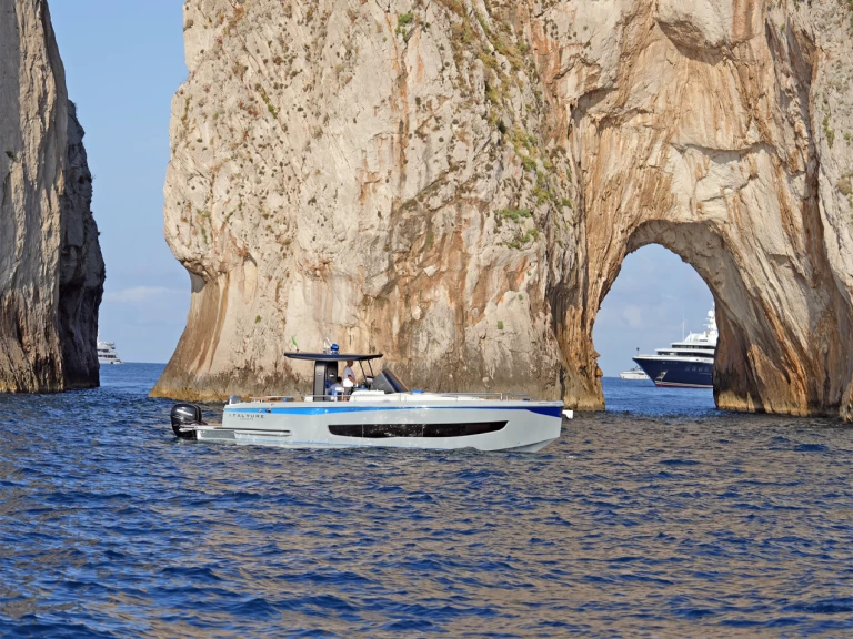 3V2R Allure 38 charter bareboat eller skeppad i Capri