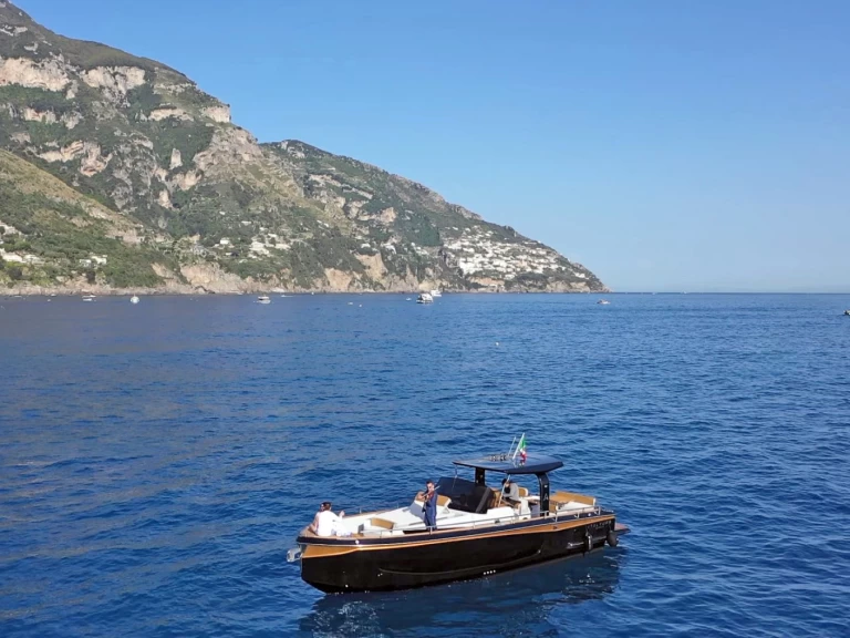 italyure Allure 38 charter bareboat eller skeppad i Porto de Sorrento