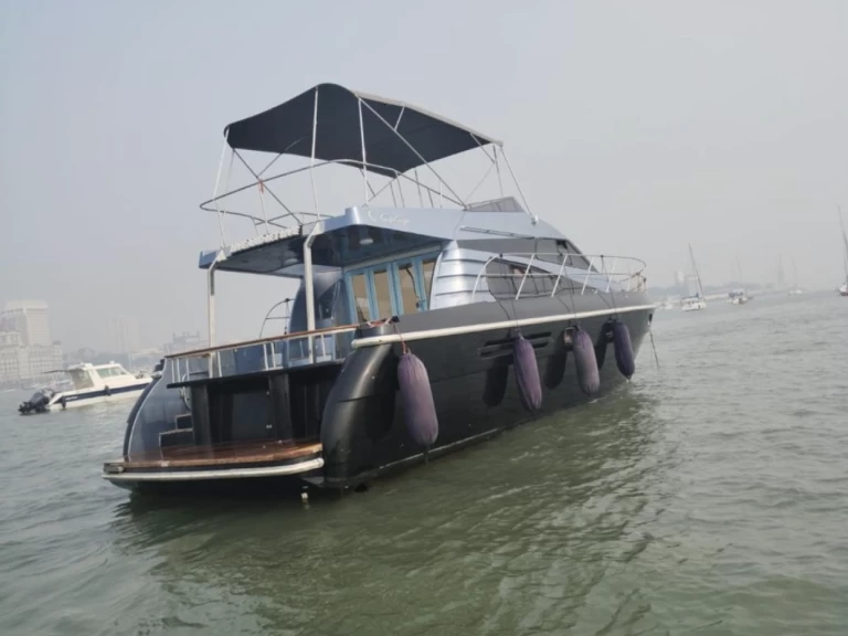 Uthyrning Lyx yacht Custom Made med en båtlicens 