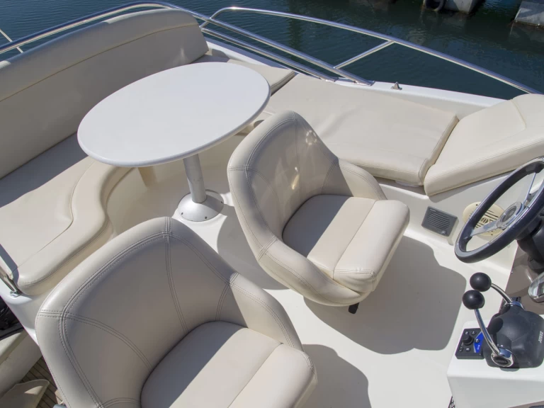 Jeanneau Prestige 32 Fly charter bareboat eller skeppad i Alimos