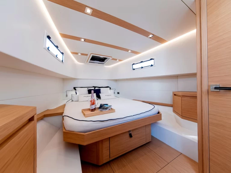 Pardo Yachts Pardo 38 charter bareboat eller skeppad i Saint-Tropez