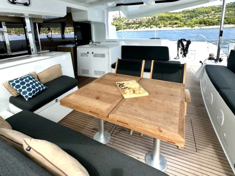 Lagoon Lagoon 46 charter bareboat eller skeppad i Kaštela