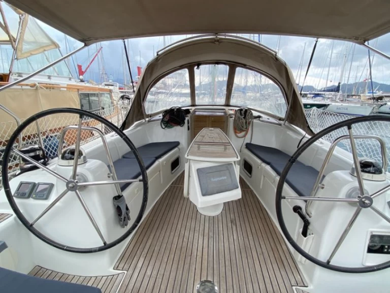 Bénéteau Oceanis 43 charter bareboat eller skeppad i Adaköy